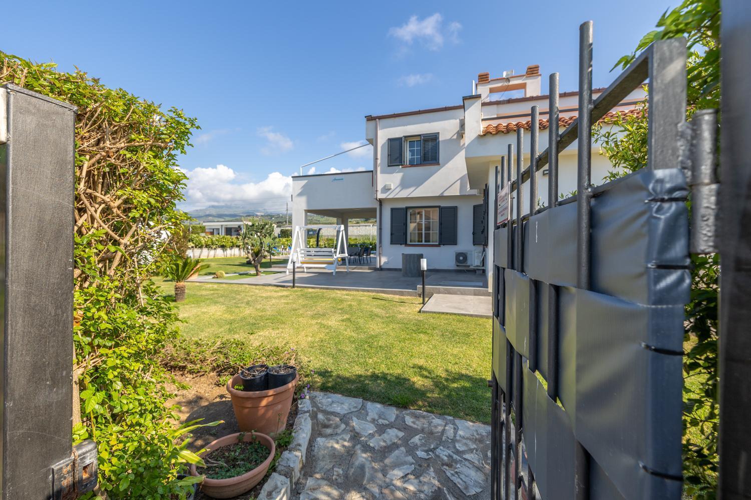 Sole Mare Deluxe Villa Campofelice Di Roccella Exterior photo